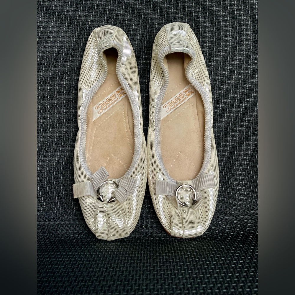 GUILLAUME HINFRAY Ballet Flat with bow & a ring. 
Size IT 37 1/2.  US size 6.5